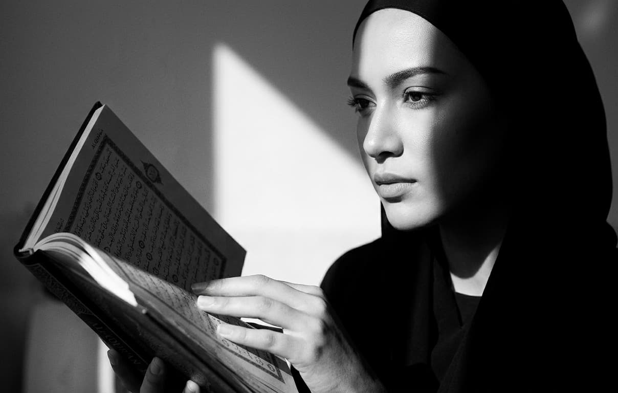 Seseorang membaca Al-Qur'an setelah sholat